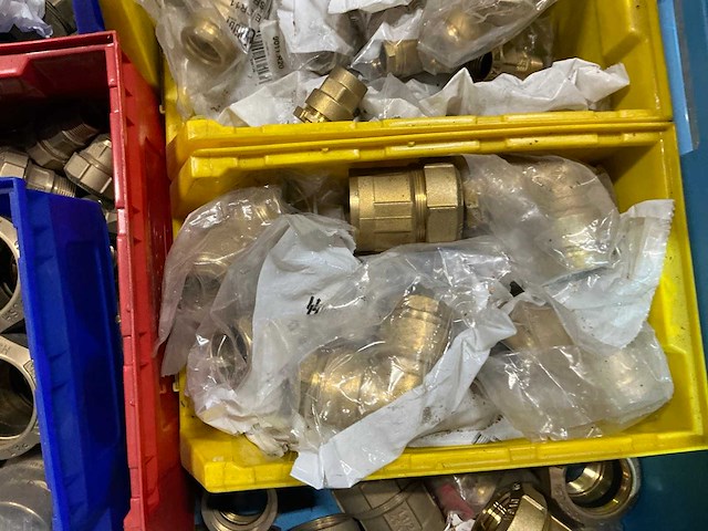 Partij messing kranen en fittingmateriaal - afbeelding 5 van  10