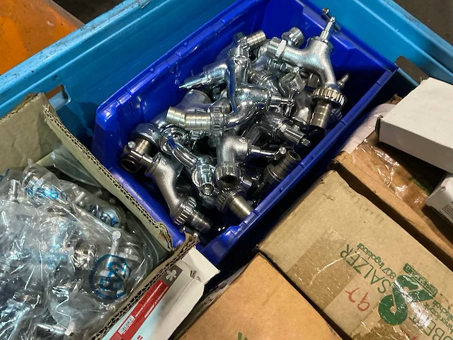 Partij messing kranen en fittingmateriaal - afbeelding 2 van  10