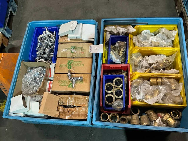 Partij messing kranen en fittingmateriaal - afbeelding 1 van  10