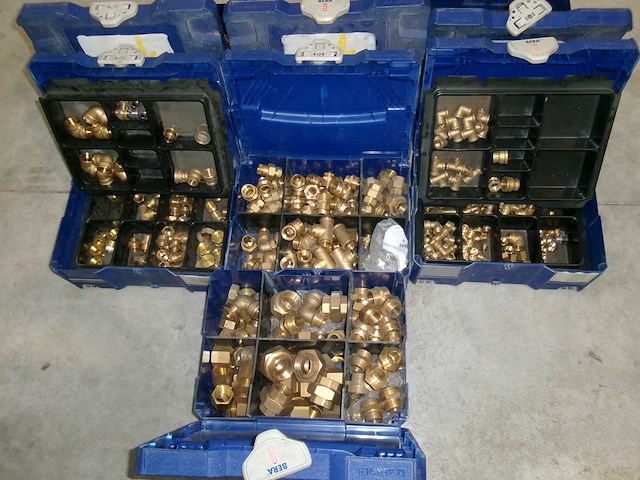 Partij messing schroefkoppelingen 1/4", 3/8", 3/4" en 1" incl. 5 berner sorteerboxen - afbeelding 1 van  5