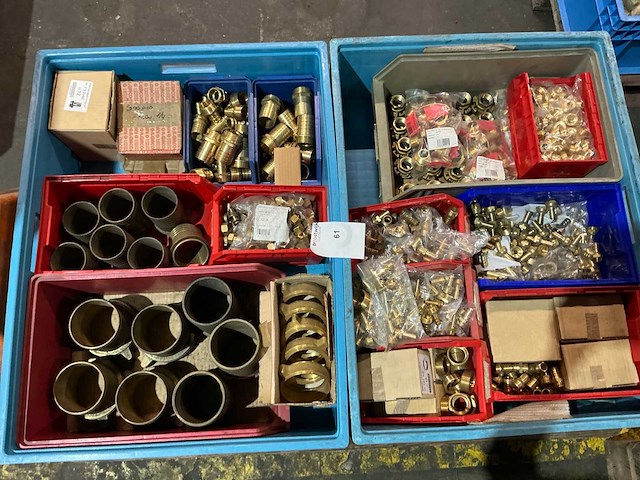 Partij messing slangkoppellingen - afbeelding 1 van  12