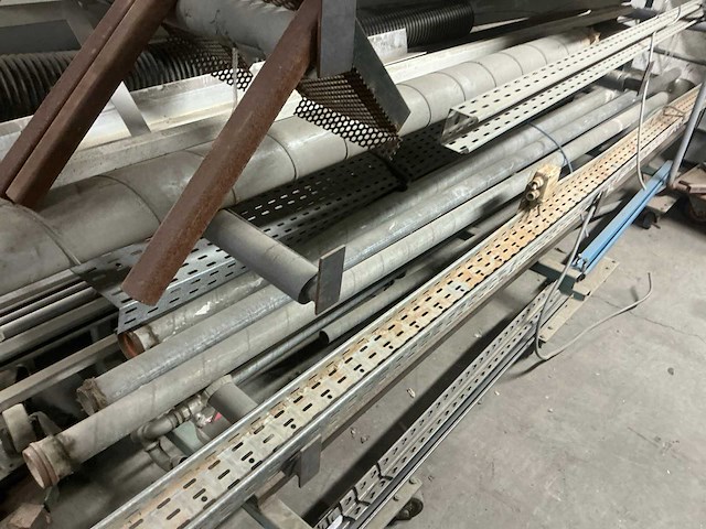 Partij metaal op mobiele stelling - afbeelding 10 van  12