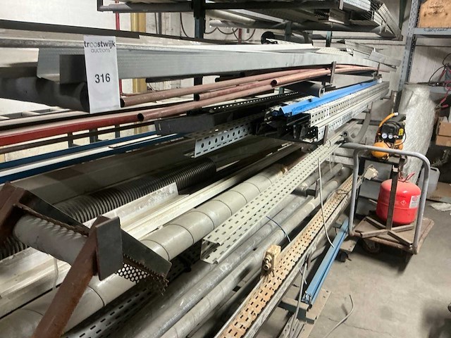 Partij metaal op mobiele stelling - afbeelding 11 van  12