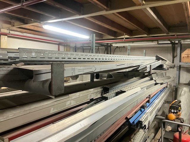 Partij metaal op mobiele stelling - afbeelding 12 van  12