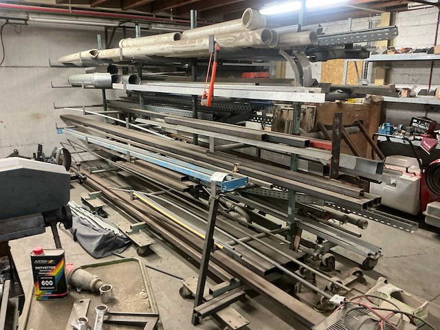 Partij metaal op mobiele stelling - afbeelding 1 van  12