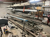 Partij metaal op mobiele stelling - afbeelding 1 van  12