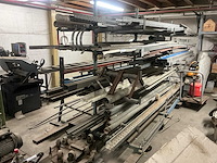 Partij metaal op mobiele stelling - afbeelding 2 van  12