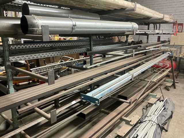 Partij metaal op mobiele stelling - afbeelding 3 van  12