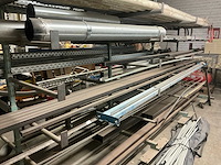 Partij metaal op mobiele stelling - afbeelding 3 van  12