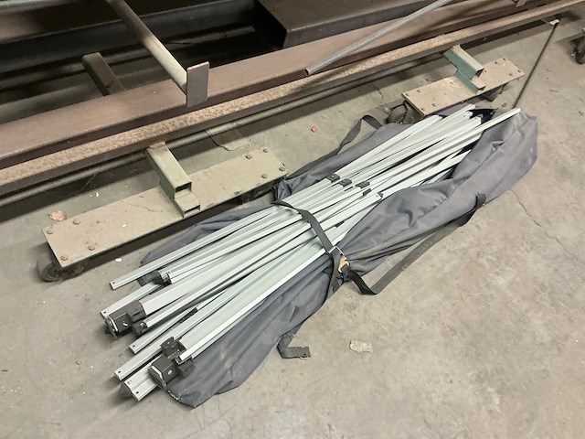 Partij metaal op mobiele stelling - afbeelding 4 van  12