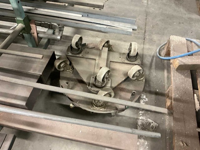 Partij metaal op mobiele stelling - afbeelding 5 van  12