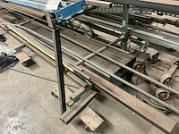 Partij metaal op mobiele stelling - afbeelding 6 van  12