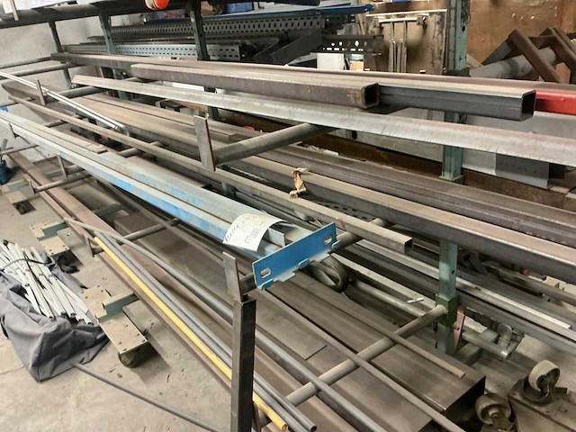 Partij metaal op mobiele stelling - afbeelding 7 van  12