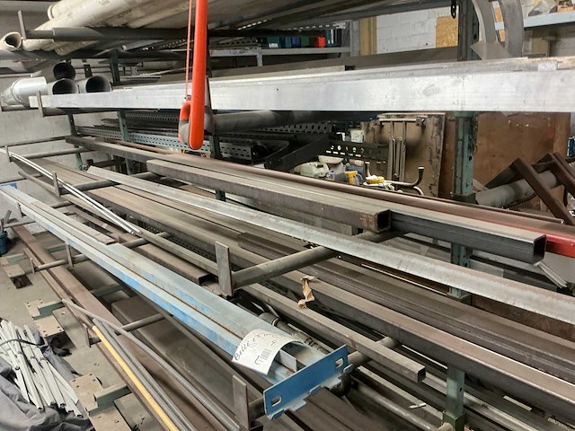 Partij metaal op mobiele stelling - afbeelding 8 van  12