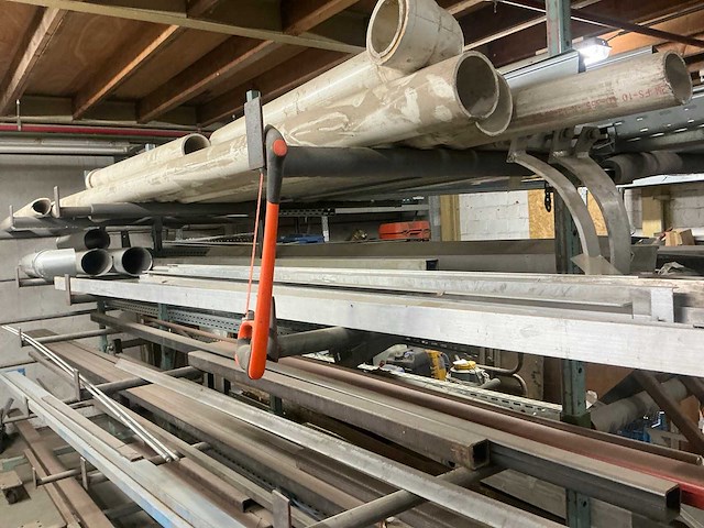 Partij metaal op mobiele stelling - afbeelding 9 van  12