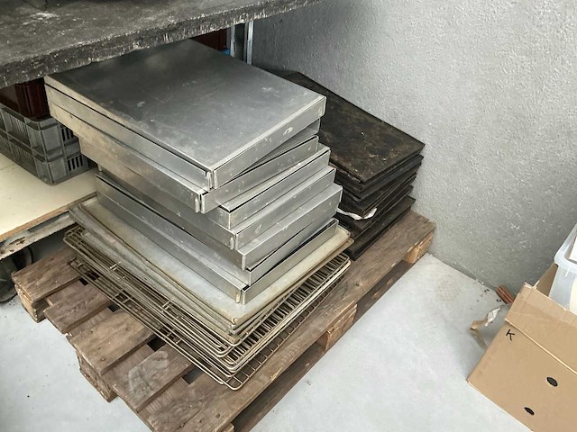 Partij metalen bakvormen - afbeelding 1 van  2