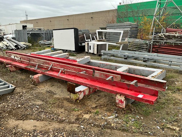 Partij metalen balken en constructie - afbeelding 1 van  3