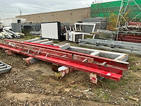 Partij metalen balken en constructie - afbeelding 1 van  3