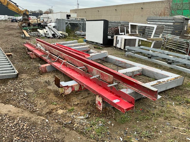 Partij metalen balken en constructie - afbeelding 2 van  3