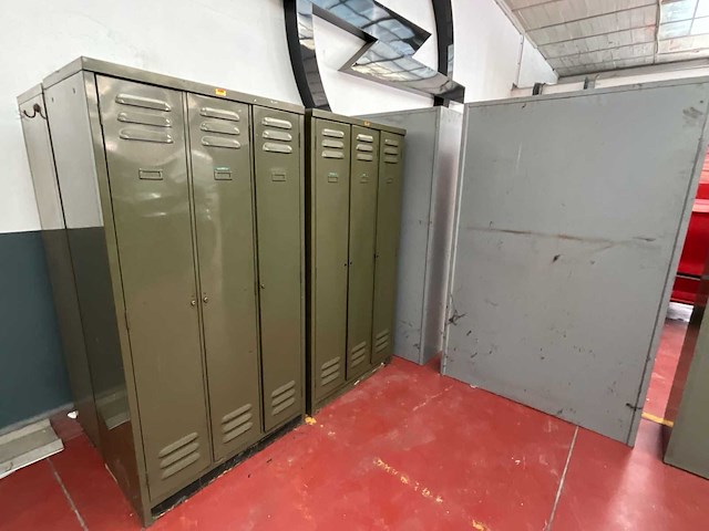 Partij metalen bergkasten en vestiairekasten (garage/werkplaats) - afbeelding 1 van  5