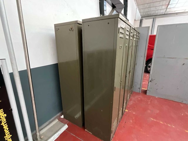 Partij metalen bergkasten en vestiairekasten (garage/werkplaats) - afbeelding 3 van  5