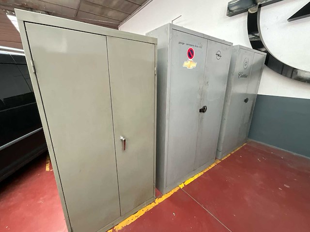 Partij metalen bergkasten en vestiairekasten (garage/werkplaats) - afbeelding 4 van  5
