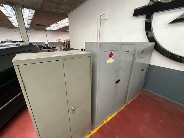 Partij metalen bergkasten en vestiairekasten (garage/werkplaats) - afbeelding 5 van  5