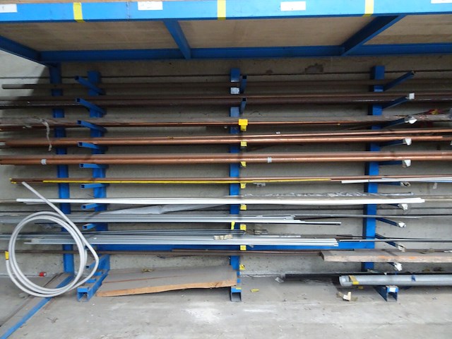 Partij metalen buizen - afbeelding 1 van  5