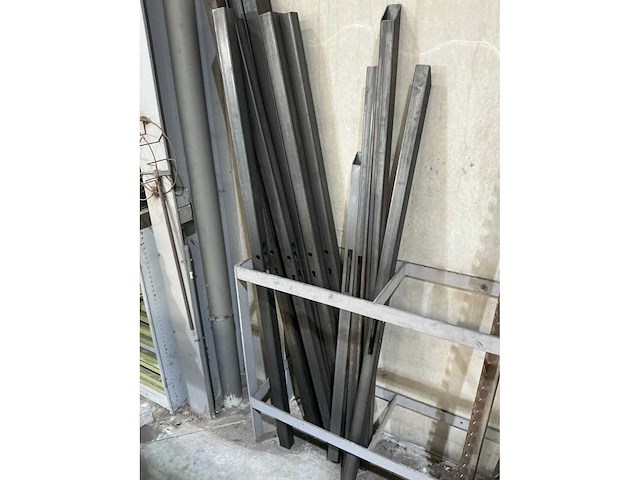 Partij metalen halffabrikaten - afbeelding 1 van  2