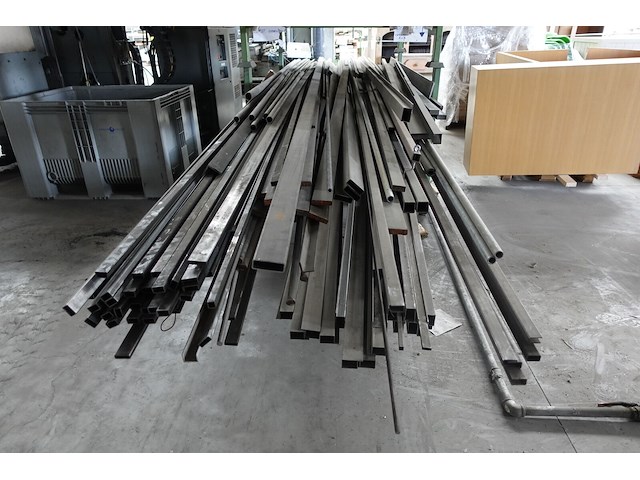 Partij metalen/ inox/aluminium profielen + 9 x houder - afbeelding 2 van  9