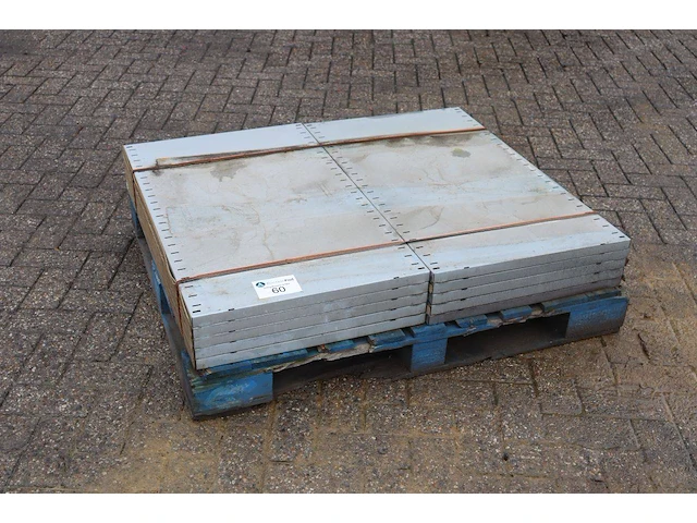 Partij metalen legborden voor magazijnstelling - afbeelding 1 van  1