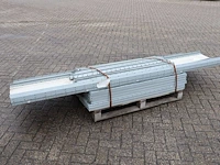 Partij metalen magazijnstelling met legborden