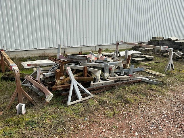 Partij metalen schragen en verlengstukken - afbeelding 1 van  5