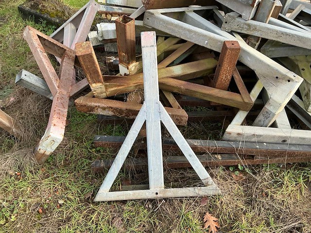 Partij metalen schragen en verlengstukken - afbeelding 2 van  5