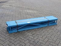 Partij metalen staanderframes voor magazijnstellingen
