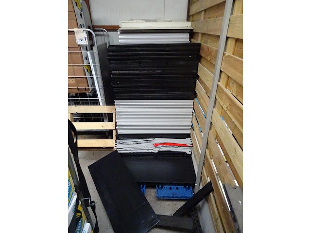 Partij metalen winkelrekken + losse onderdelen - afbeelding 2 van  10