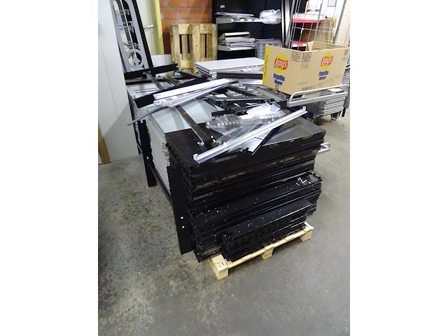 Partij metalen winkelrekken + losse onderdelen - afbeelding 6 van  10