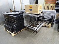 Partij metalen winkelrekken + losse onderdelen - afbeelding 7 van  10