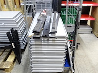 Partij metalen winkelrekken + losse onderdelen - afbeelding 8 van  10