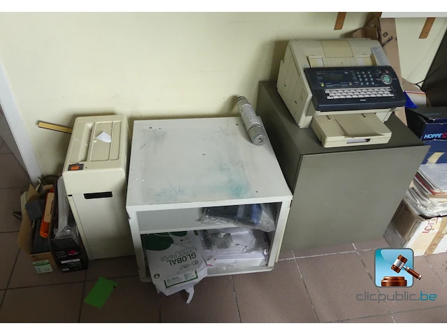 Partij meubilair met it-apparatuur - afbeelding 2 van  25