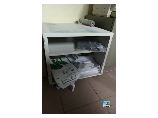 Partij meubilair met it-apparatuur - afbeelding 3 van  25