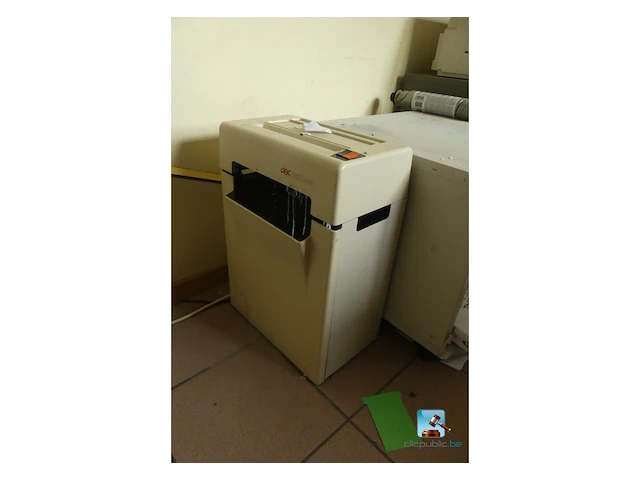 Partij meubilair met it-apparatuur - afbeelding 13 van  25