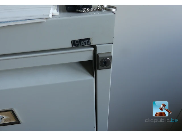 Partij meubilair met it-apparatuur - afbeelding 2 van  28