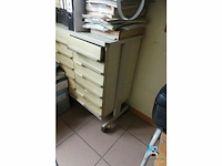 Partij meubilair met it-apparatuur - afbeelding 11 van  28
