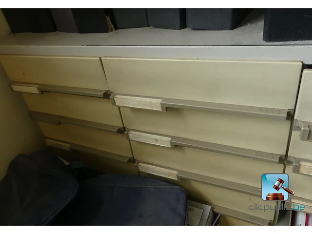 Partij meubilair met it-apparatuur - afbeelding 14 van  28