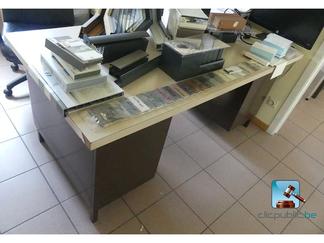 Partij meubilair met it-apparatuur - afbeelding 12 van  28