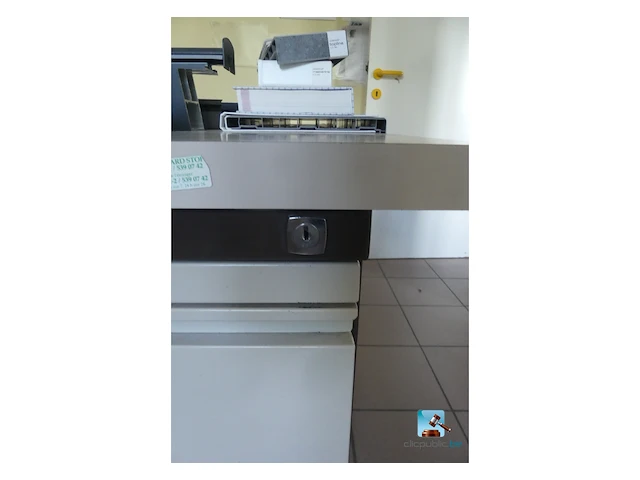 Partij meubilair met it-apparatuur - afbeelding 23 van  28