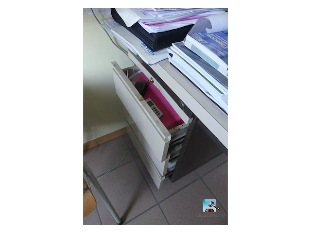 Partij meubilair met it-apparatuur - afbeelding 25 van  28