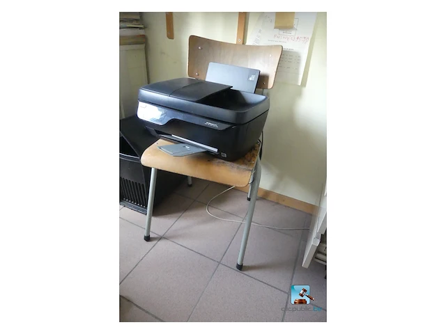 Partij meubilair met it-apparatuur - afbeelding 26 van  28