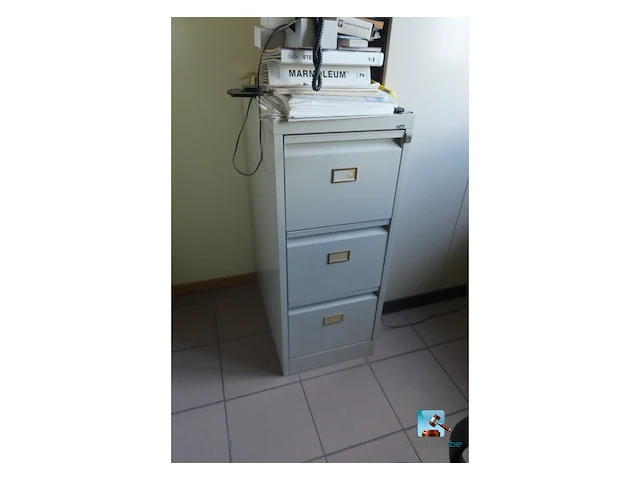 Partij meubilair met it-apparatuur - afbeelding 28 van  28